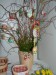 Upletená váza  s ozdobenými větvičkami a misky z pedigu